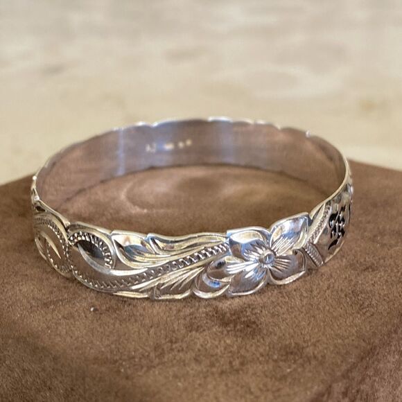 Vintage Hawaiian 925 Sterling Silver Kuuipo Floral Carved Etched Bangle Bracelet - Picture 4 of 10
